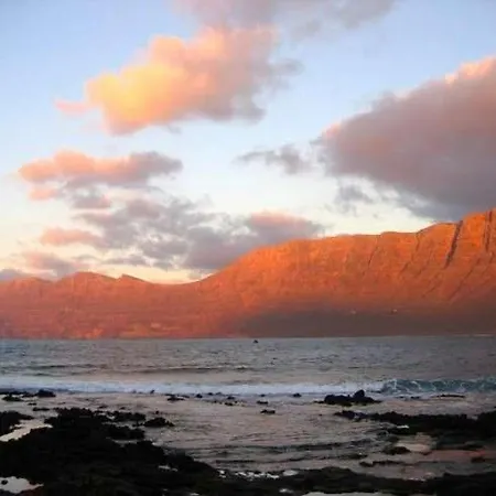 Sleeps 4 Wifi Apartment Famara