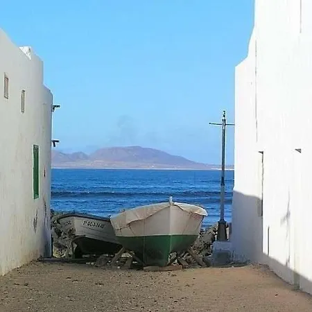 Sleeps 4 Wifi Apartment Famara